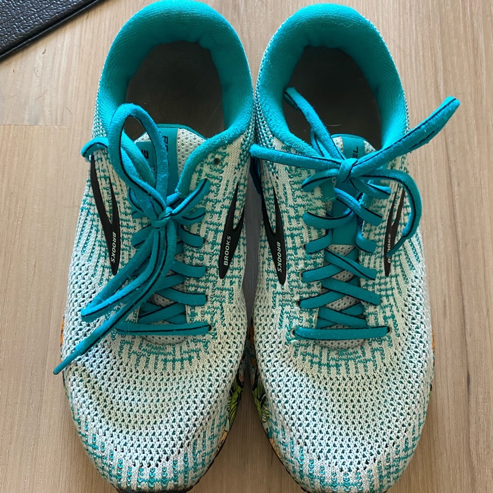 Brooks Revel 3 tropical print size 8.5